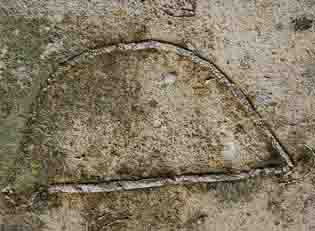 Deze doorgezaagde fossiele zee-egel zit in kalksteen die gebruikt is voor de bouw van de basiliek van Tongeren in België.